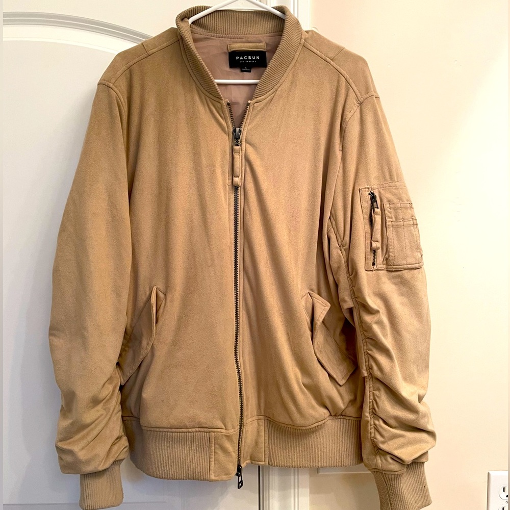 Stylish suede men’s bomber jacket! Looks great with any fit!